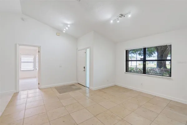 9433 PALM TREE DR
