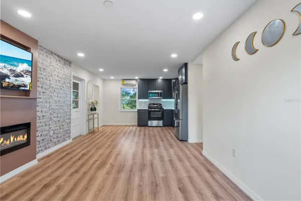 607 WALNUT DR