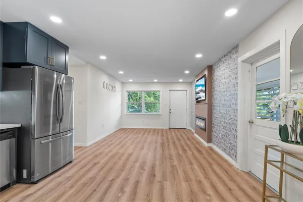 607 WALNUT DR