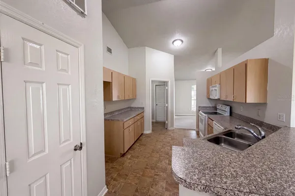 1038 HIGHLAND CREST CIR