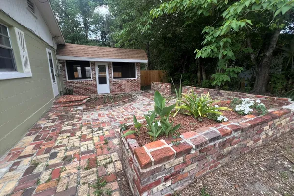 1204 NE 32ND PL