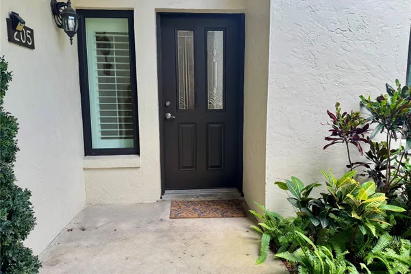 1637 SE PARADISE CIR 205