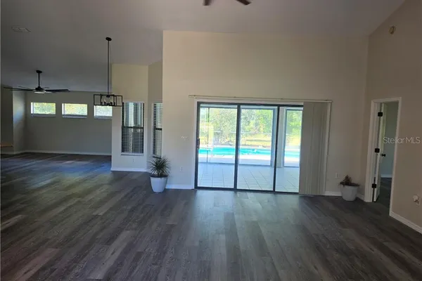 994 E CROWN OF ROSES LOOP