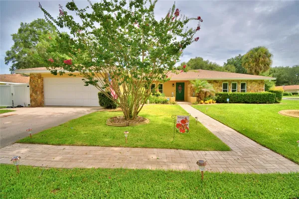 902 CRESTVIEW DR
