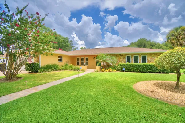 902 CRESTVIEW DR