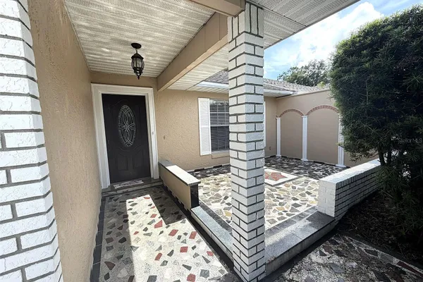 825 QUAIL HOLLOW DR