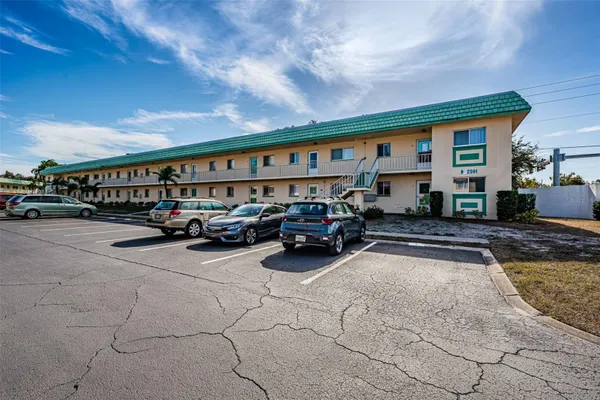 2001 GREENBRIAR BLVD 6