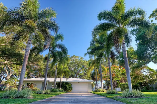 5 SHORE DR