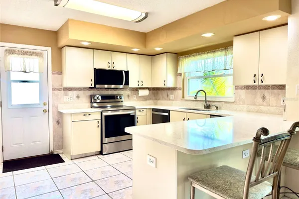 1702 SUNKISSED DR