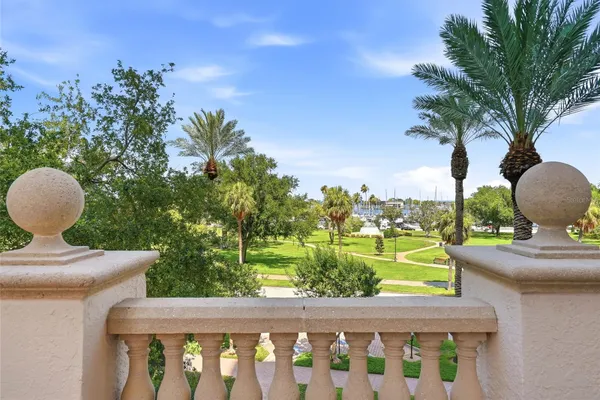 100 BEACH DR 301