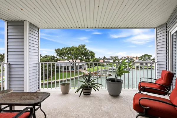 610 ISLAND WAY 201