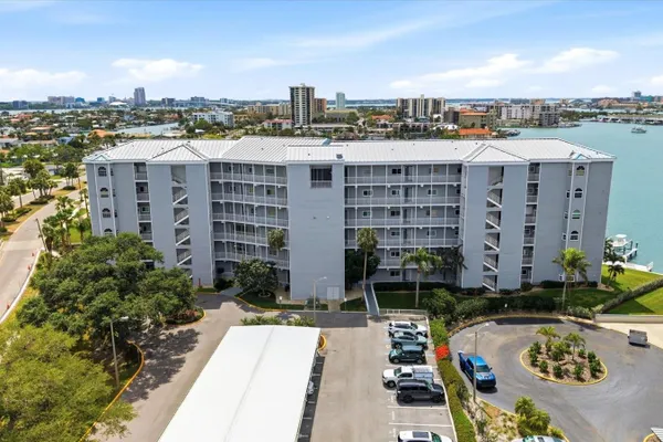 610 ISLAND WAY 201