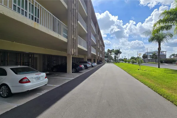 105 ISLAND WAY 112