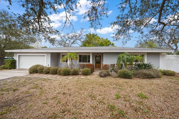 230 S GARDEN CIR