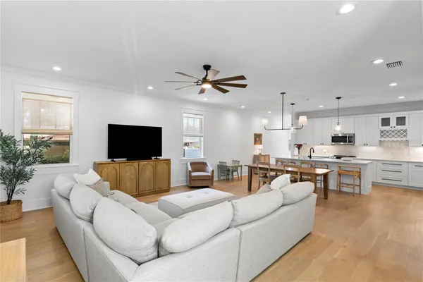 213 W ELM ST