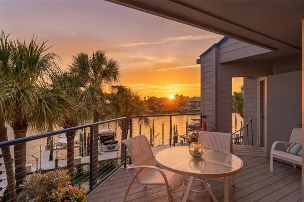 910 PINELLAS BAYWAY 201