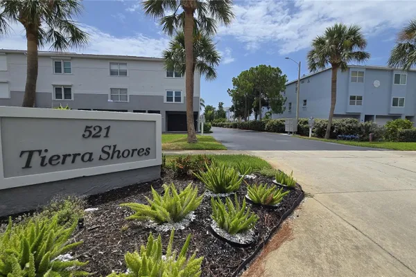 521 PINELLAS BAYWAY 206