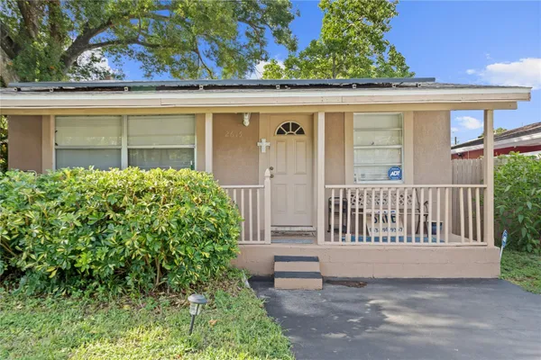 2615 W COMANCHE AVE