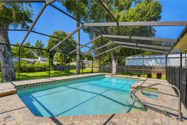 1101 OAKRIDGE MANOR DR