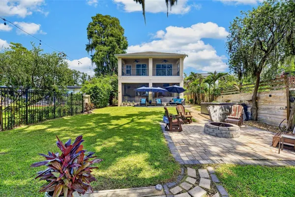 303 W CHAPMAN RD