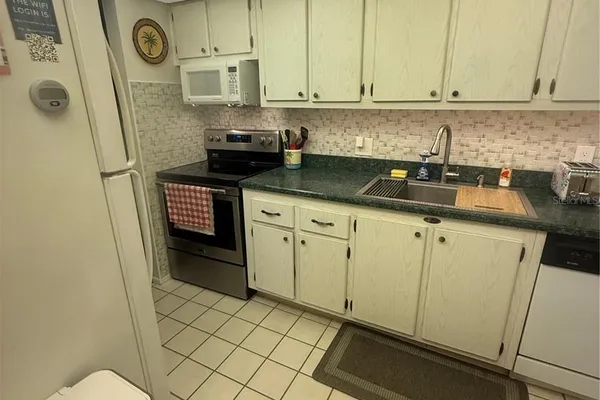 2060 MARILYN ST 209