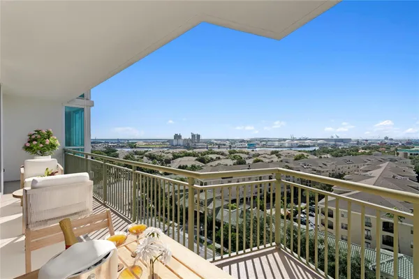 450 KNIGHTS RUN AVE 1004