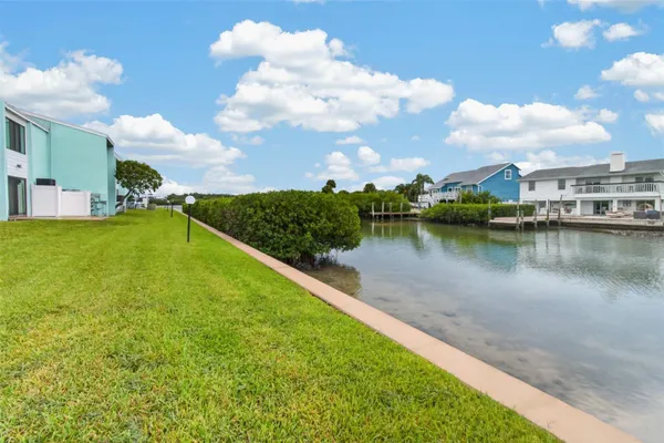 1 WINDRUSH BLVD 65