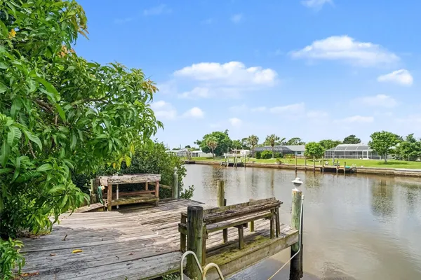 562 E TARPON BLVD