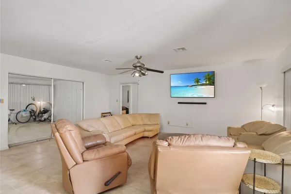 562 E TARPON BLVD