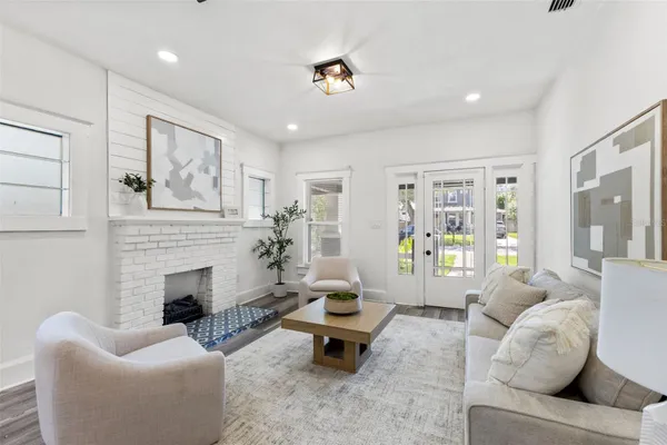 303 W CURTIS ST