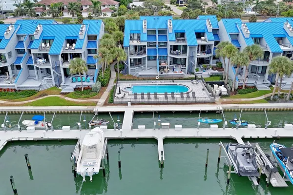 910 PINELLAS BAYWAY 107