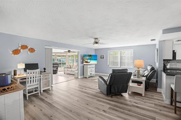 4916 POMPANO DR