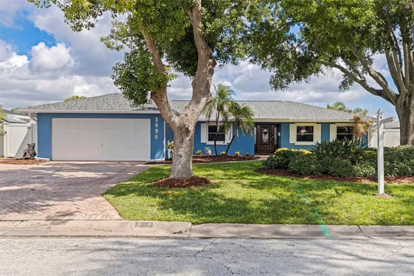 1894 TANGLEWOOD DR