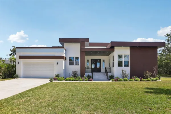 806 LAMONT PL