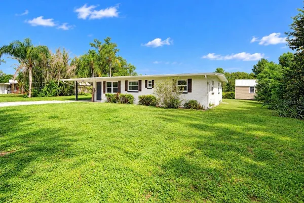 717 W DEER LAKE DR