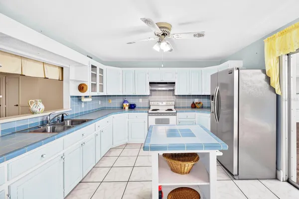 521 S LARRY CIR