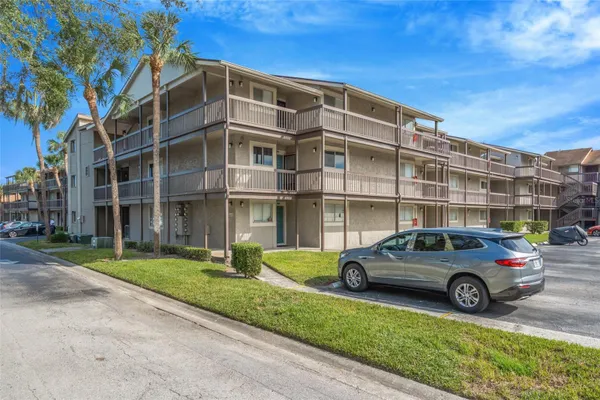 6308 NEWTOWN CIR 8C1