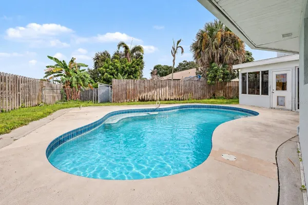 2700 RAINTREE LAKE CIR