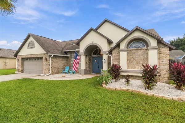 922 PELICAN LN