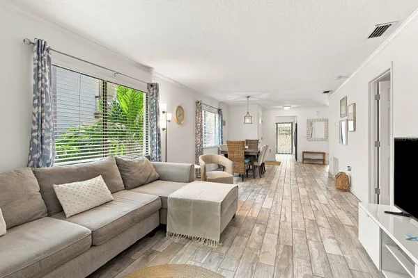 515 MISTLETOE CT B