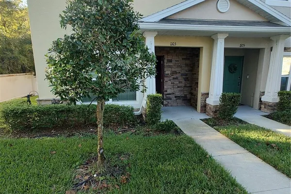1103 HILLHURST DR
