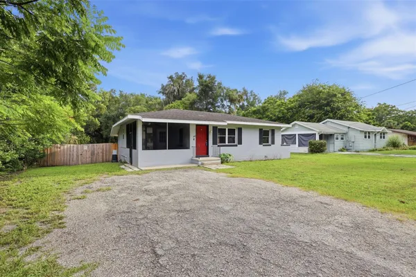 320 W GRAVES AVE