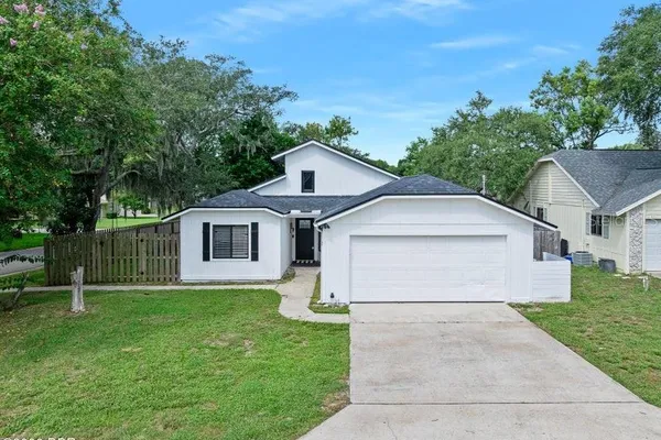 5 WINDING WOODS TRL
