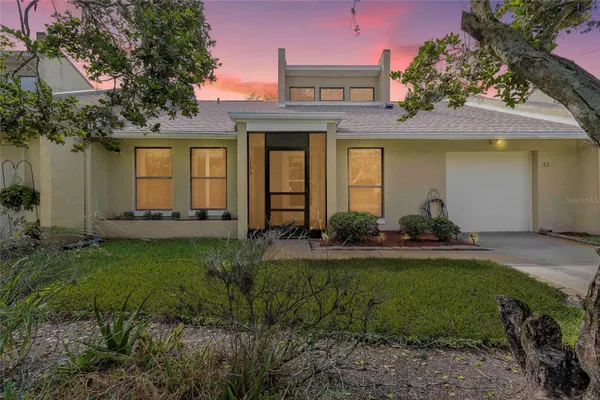 32 FAIRWAY DR 32