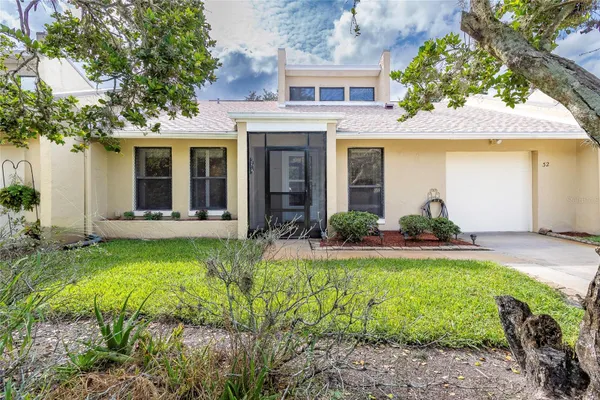 32 FAIRWAY DR 32