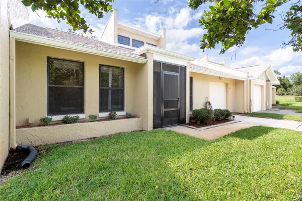 32 FAIRWAY DR 32