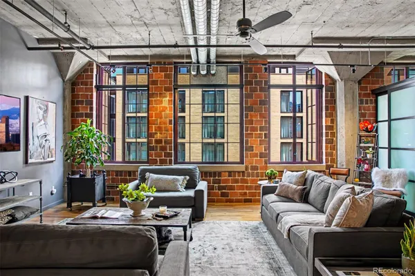 1863 WAZEE ST 4B