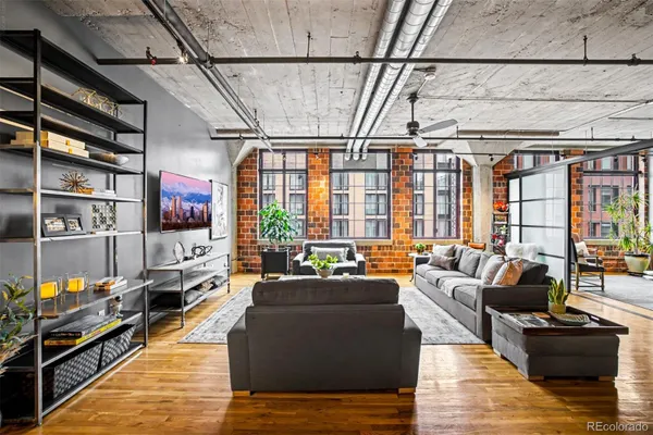1863 WAZEE ST 4B