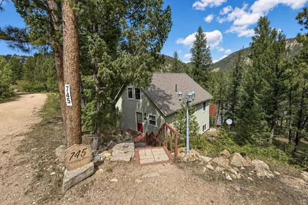 745 HICKORY DR