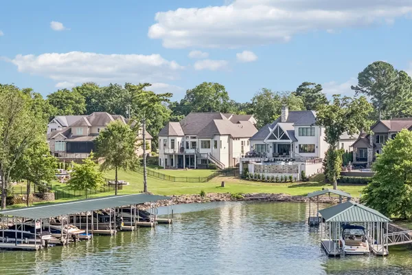 3033 LAKESHORE DR